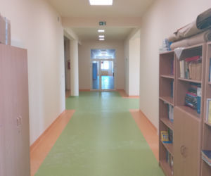 Jak wygląda rozbudowana część Szkoły Podstawowej w miejscowości Dąbrówka Stany przed zakupem wyposażenia?