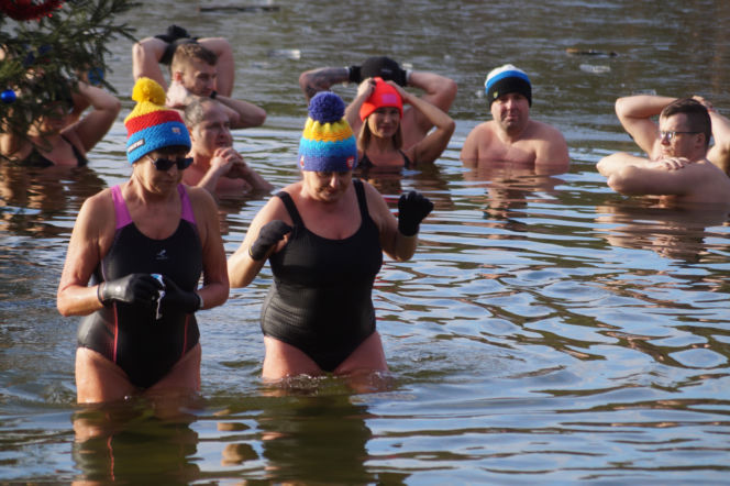 Zimna woda im niestraszna! Morsowanie w podbydgoskich Pieckach [ZDJĘCIA]