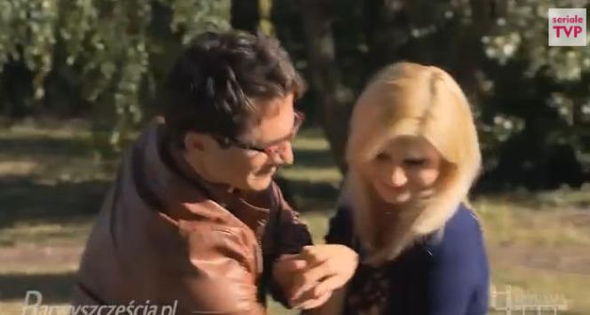 Barwy szczęścia odc. 1050. Iwona Korycka (Izabela Zwierzyńska), Adrian Świderski (Sambor Czarnota)