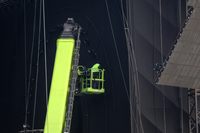 Scena Sylwestra z Dwójką TVP w trakcie budowy