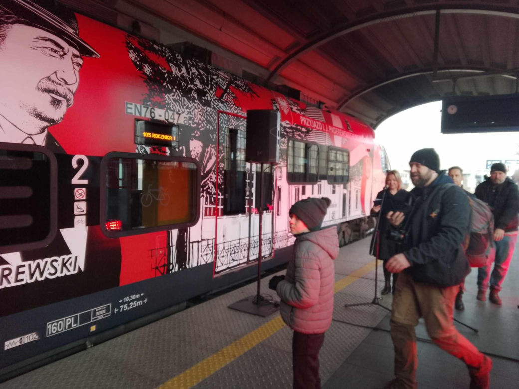 Tak wygląda specjalny pociąg Kolei Wielkopolskich z okazji 105. rocznicy wybuchu Powstania Wielkopolskiego