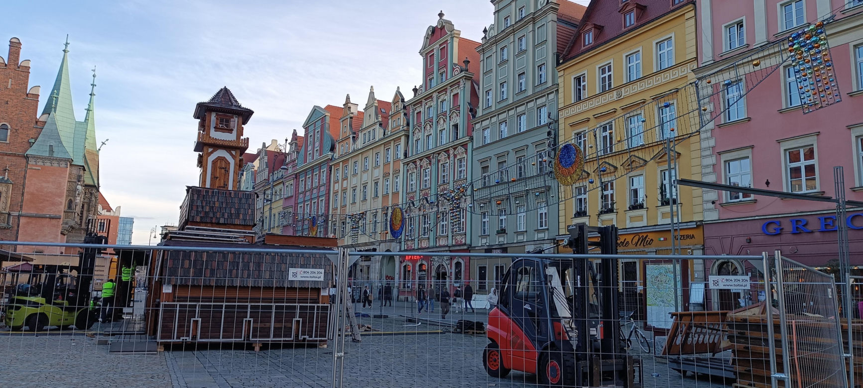 Jarmark Bożonarodzeniowy 2023 we Wrocławiu już się rozkłada. Kiedy się rozpocznie? [ZDJĘCIA]