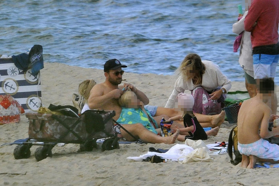 Borys Szyc z rodziną na plaży