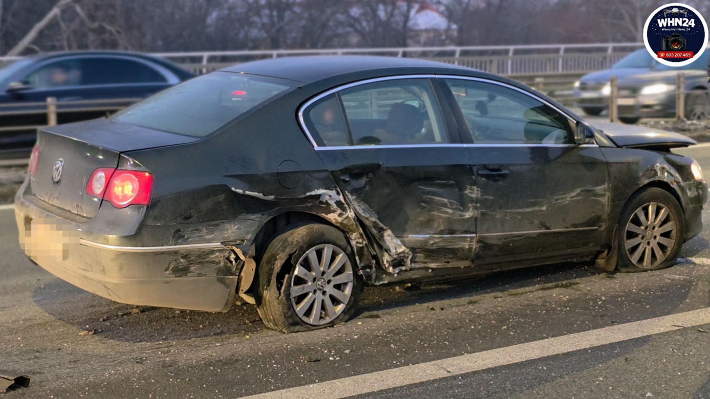 Wypadek na Trasie Łazienkowskiej. Autobus i trzy auta rozbite