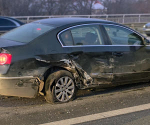 Wypadek na Trasie Łazienkowskiej. Autobus i trzy auta rozbite
