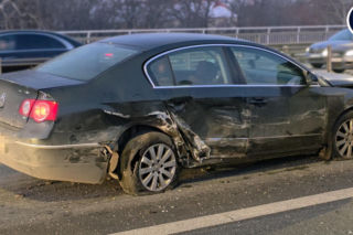 Wypadek na Trasie Łazienkowskiej. Autobus i trzy auta rozbite