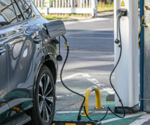 Elektryfikacja rośnie, ale nie wszyscy kierowcy nadążają z serwisem - badanie PETRONAS Lubricants International