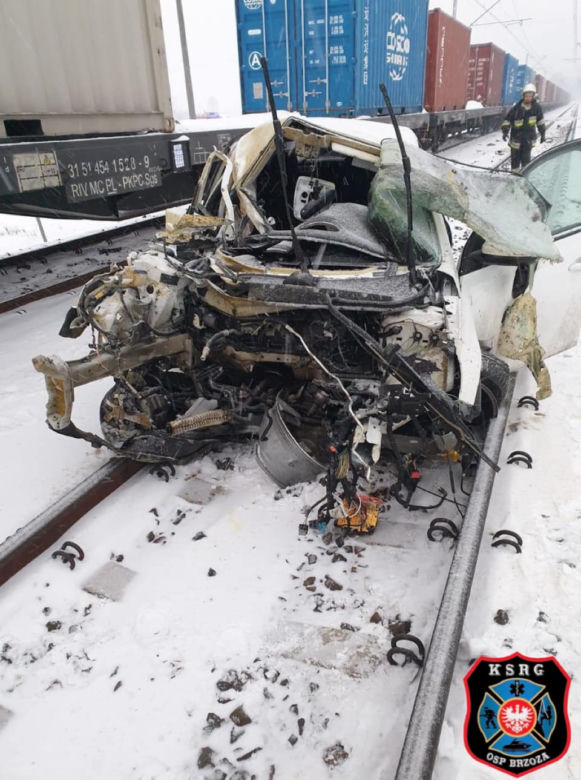 Zmiażdżone auto na przejeździe kolejowym w Dobromierzu! Jedna osoba jest ranna