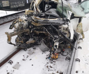 Zmiażdżone auto na przejeździe kolejowym w Dobromierzu! Jedna osoba jest ranna