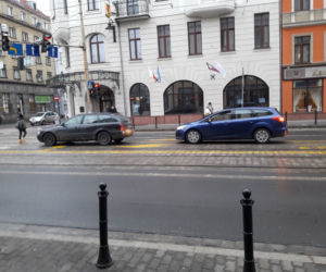 Po zmianie ruchu w centrum Wrocławia kierowcy pchają się prosto pod tramwaje!