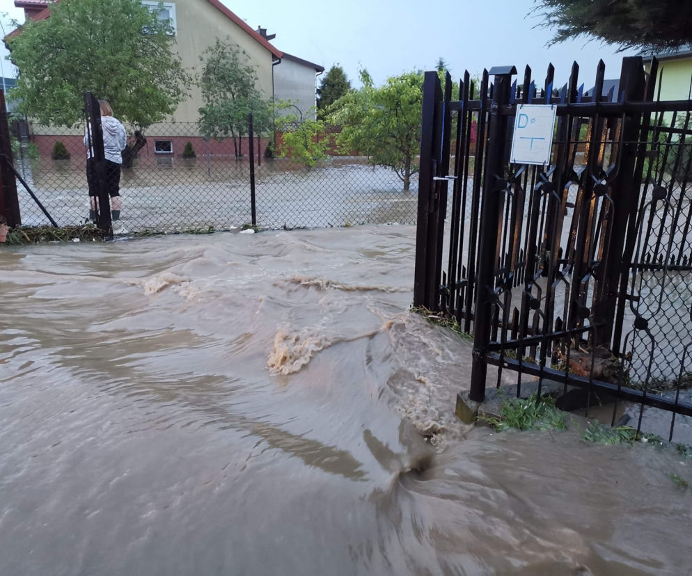 Zalane ulice po nawałnicy pod Otwockiem