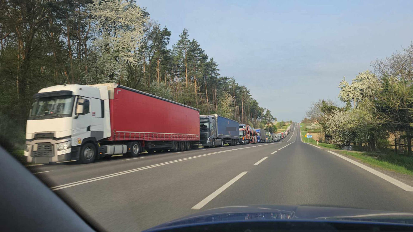 Tiry znów stoją w gigantycznych kolejkach do granicy