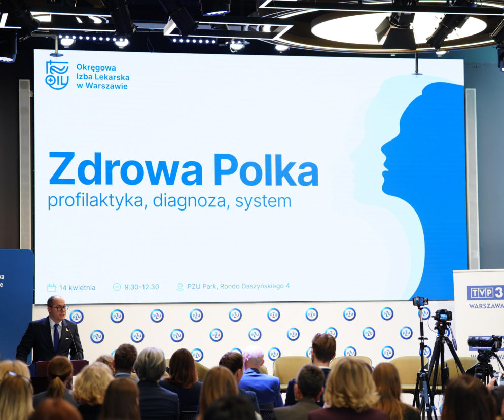 Mężczyzna w garniturze przemawia do publiczności na konferencji Zdrowa Polka, której tłem jest ekran z napisem Zdrowa Polka – profilaktyka, diagnoza, system oraz sylwetka kobiety. W tle widać logo Okręgowej Izby Lekarskiej w Warszawie i TVP 3. Na portalu Poradnik Zdrowie można przeczytać relację z tego wydarzenia.