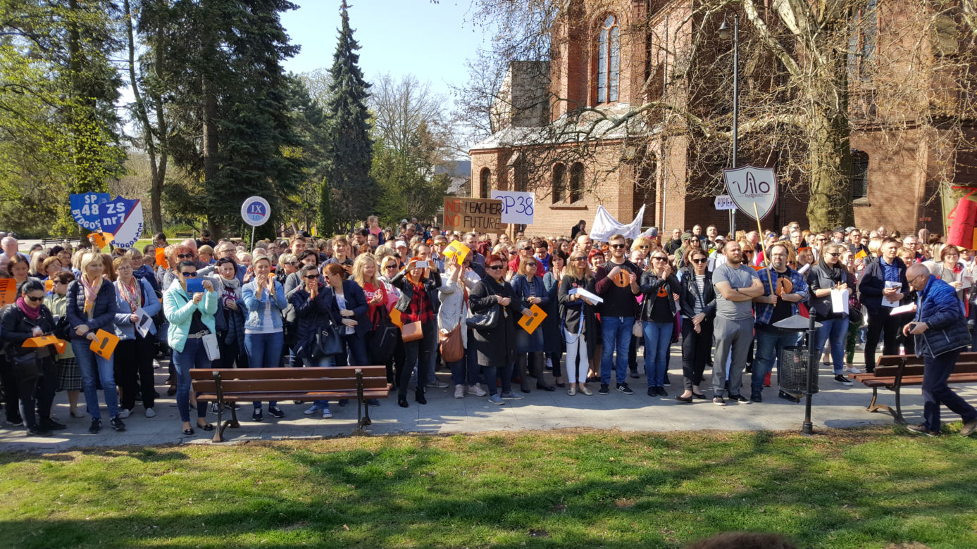 Strajkujący nauczyciele spotkali się na placu Wolności w Bydgoszczy. - Nie poddamy się! [ZDJĘCIA]