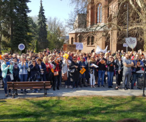 Strajkujący nauczyciele spotkali się na placu Wolności w Bydgoszczy. - Nie poddamy się! [ZDJĘCIA]