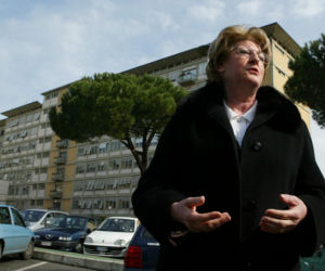 Była pierwszą kobietą na stanowisku premiera III RP. Już po roku złożyła dymisję