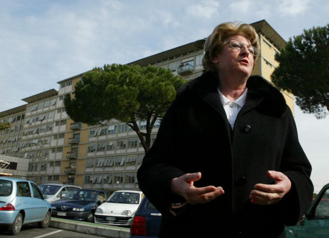 Była pierwszą kobietą na stanowisku premiera III RP. Już po roku złożyła dymisję