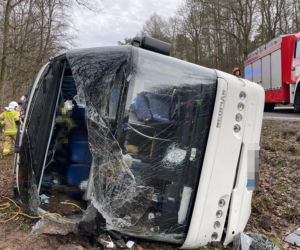 Łopiennik Podleśny. Groźny wypadek autokaru na DK 17. Wśród rannych dzieci