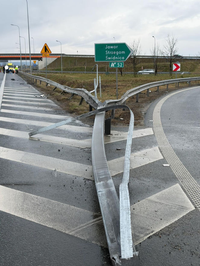 Groźny wypadek na S3! Bus z pasażerami przewrócił się na bok. Są ranni!