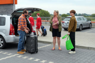 Barwy szczęścia, odcinek 3296. Borys (Jakub Wieczorek), Aldona (Elżbieta Romanowska), Aleks (Hubert Wiatrowski)