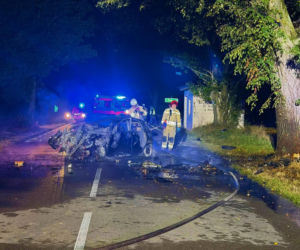 Samochód uderzył w drzewo i stanął w płomieniach , zginął kierowca. Tragedia w powiecie łukowskim!