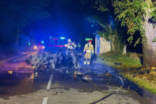 Samochód uderzył w drzewo i stanął w płomieniach , zginął kierowca. Tragedia w powiecie łukowskim!
