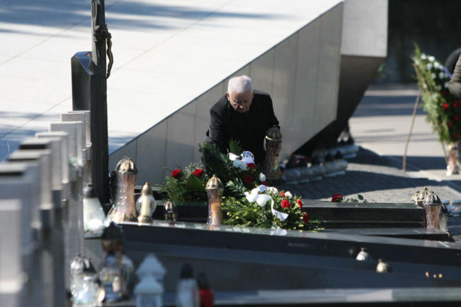 Jarosław Kaczyński na cmentarzu nie był sam. Pewna kobieta nie odstępowała go na krok