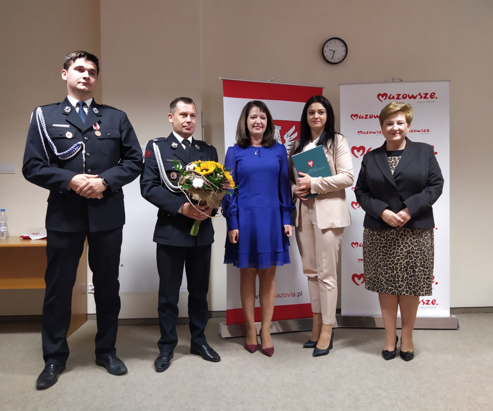 Na zdjęciu: druhowie z OSP Wodynie z członkiniami zarządu województwa mazowieckiego