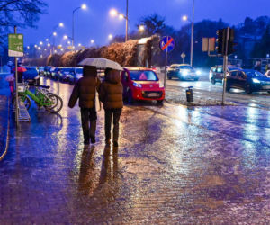 Koszmarna gołoledź paraliżuje Polskę. Utrudnienia na drogach i na kolei. Problemy na lotniskach. Ostrzeżenia IMGW, alert RCB