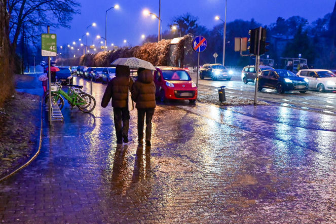 Koszmarna gołoledź paraliżuje Polskę. Utrudnienia na drogach i na kolei. Problemy na lotniskach. Ostrzeżenia IMGW, alert RCB