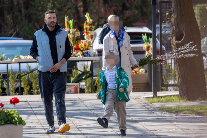 Rafał Maserak tańczący z palmami