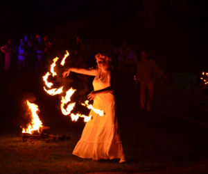 Pokaz fireshow w wykonaniu tancerzy i tancerek Teatru Ognia „Mantra” z Makowa Mazowieckiego