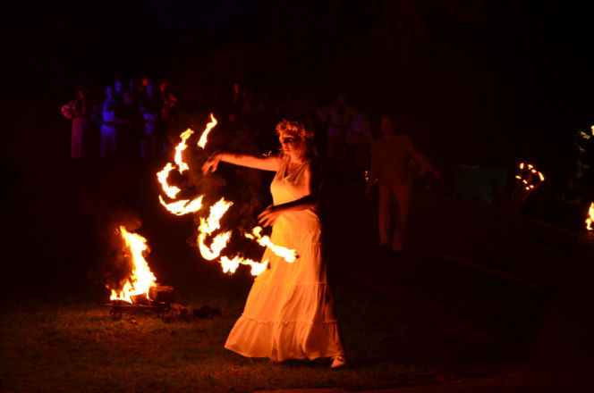 Pokaz fireshow w wykonaniu tancerzy i tancerek Teatru Ognia „Mantra” z Makowa Mazowieckiego
