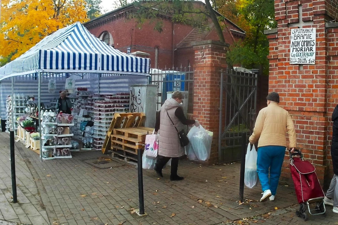 Wzmożony ruch na Cmentarzu Centralnym w Szczecinie