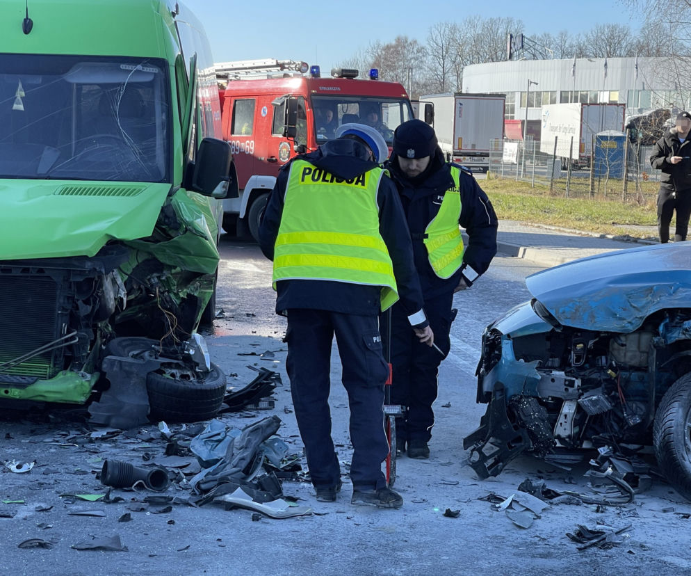 Sportowe BMW czołowo zderzyło się z busem pełnym ludzi. 5 osób trafiło do szpitala