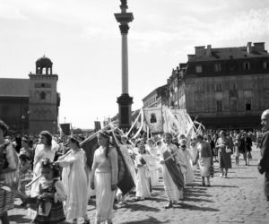 Uroczystość Bożego Ciała w Warszawie celebrowana przez Prymasa Polski kardynała Stefana Wyszyńskiego - 1957 rok