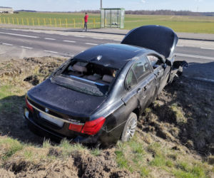Wypadek na DK 16. CIĄGNIK ROZPADŁ SIĘ NA PÓŁ po zderzeniu z osobówką [ZDJĘCIA]