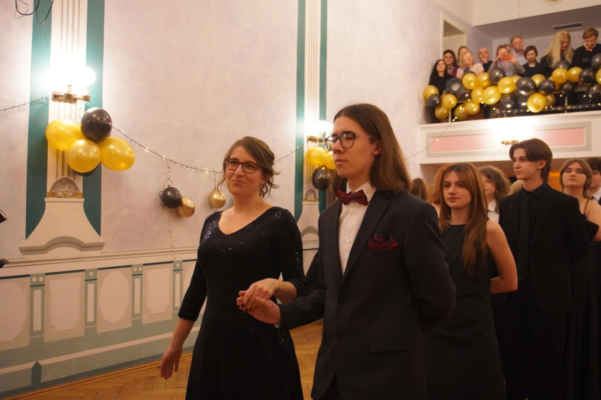 Polonez na Studniówce 2025 w II LO w Poznaniu