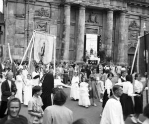 Uroczystość Bożego Ciała w Warszawie celebrowana przez Prymasa Polski kardynała Stefana Wyszyńskiego - 1957 rok