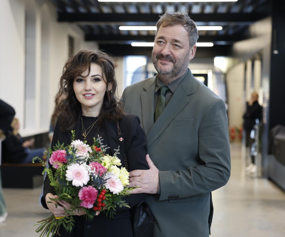 Jacek Rozenek bryluje na imprezie z młodą żoną u boku. Jest coraz bardziej zakochany?