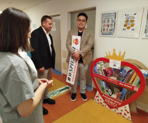 Biblioteczka z książkami dla małych pacjentów siedleckiego szpitala