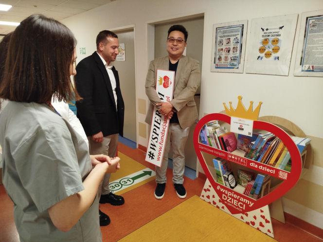Biblioteczka z książkami dla małych pacjentów siedleckiego szpitala