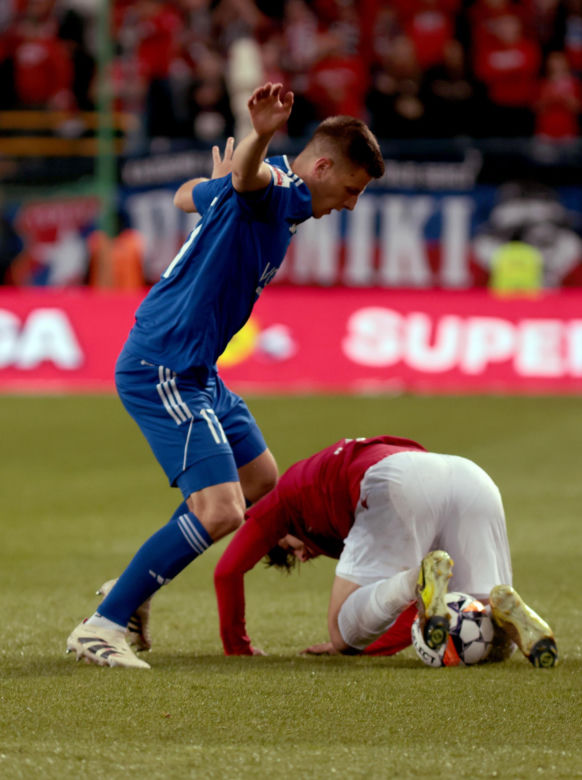 Rafał Mikulec w spotkaniu z Miedzią Legnica nabawił się bardzo groźnie wyglądającej kontuzji. Zawodnik długo opatrywany był na murawie, skąd zabrała do karetka