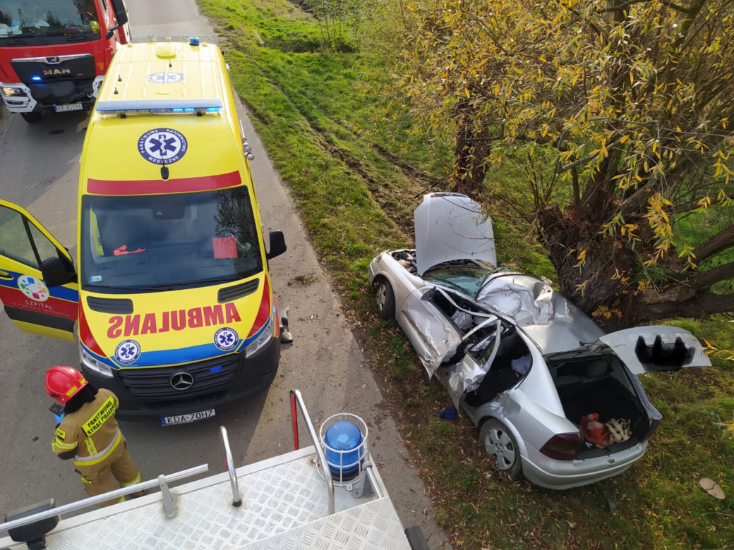 Fatalny wypadek w Nieczajnej Dolnej! Opel rozbił się o drzewo 
