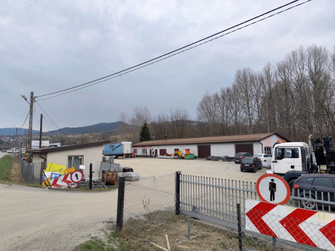 Spór o działkę w Łostówce