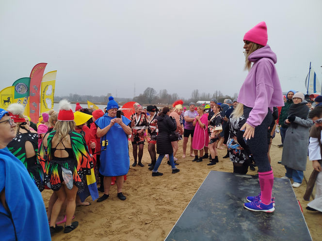 Mazowieckie Morsy otworzyły sezon morsowania 2025/2026 nad zalewem w Siedlcach