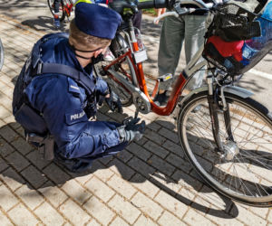 Policjanci kontrolują rowery w Białymstoku