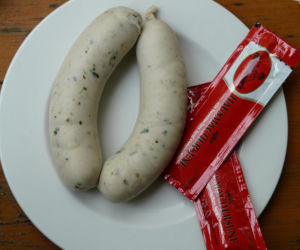 Z łóżka - prosto do aresztu. W klapkach właściela domu i z jego kiełbasą w brzuchu...