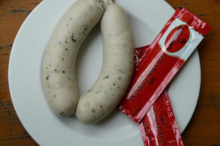 Z łóżka - prosto do aresztu. W klapkach właściela domu i z jego kiełbasą w brzuchu...