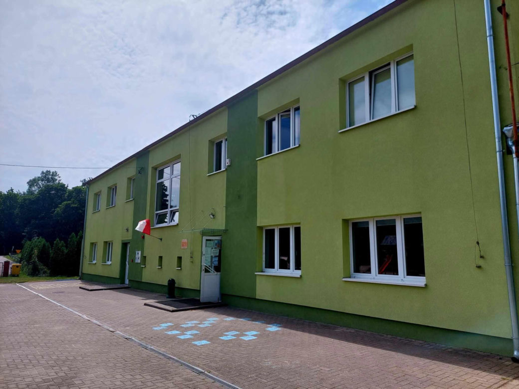Policjanci wyprowadzili pijaną dyrektorkę ze szkoły. Wójt: Rodziców nie trzeba było informować, bo nie miała tego dnia lekcji 